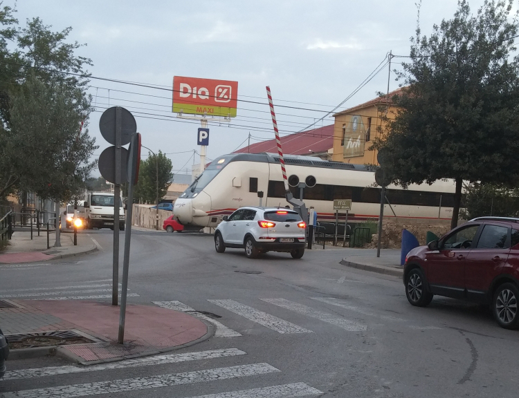 Problemática y peligrosidad del paso a nivel en el acceso al polígono El Rubial de Villena.