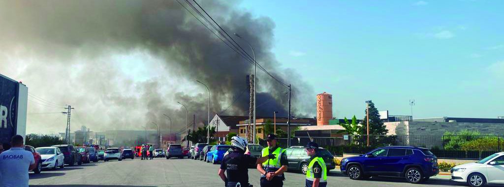 Fuente del Jarro aplica su plan de seguridad integral para proteger a empresas y trabajadores por el incendio de una nave industrial