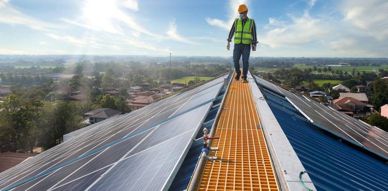 La Federació de Polígons Industrials demana omplir les cobertes de les naus amb plaques solars per a fomentar l’autoconsum