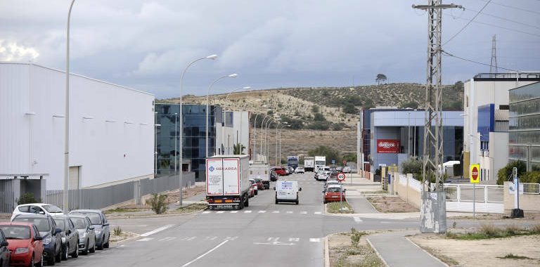 Alacant esprem la nova gestió de Las Atalayas i sol·licita 600.000 euros al Ivace per a asfaltat