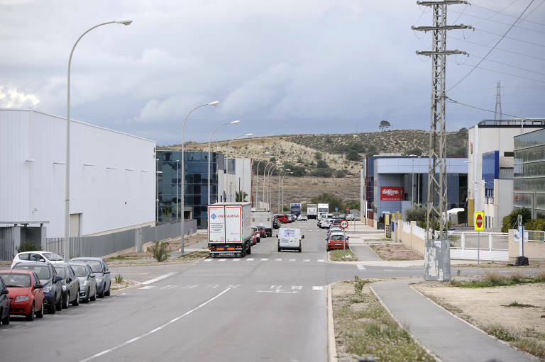 Alacant esprem la nova gestió de Las Atalayas i sol·licita 600.000 euros al Ivace per a asfaltat