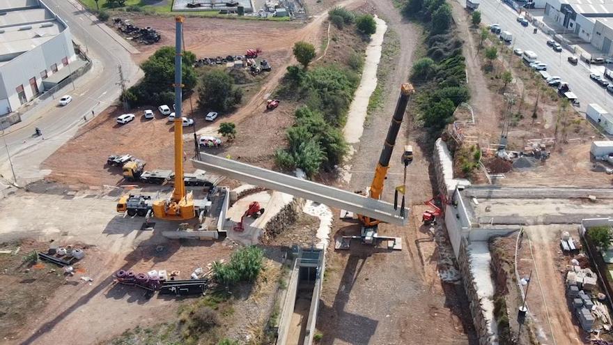 El puente industrial de la Vall d’Uixó entra en su recta final: así han instalado las megavigas